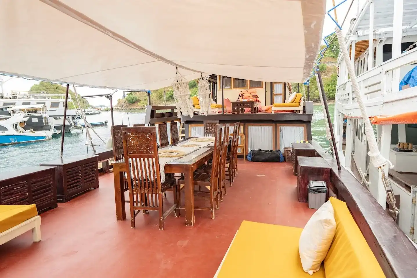 Alfathran Phinisi Boat Charter | Alfathran Dining Area | Boat Komodo Trip