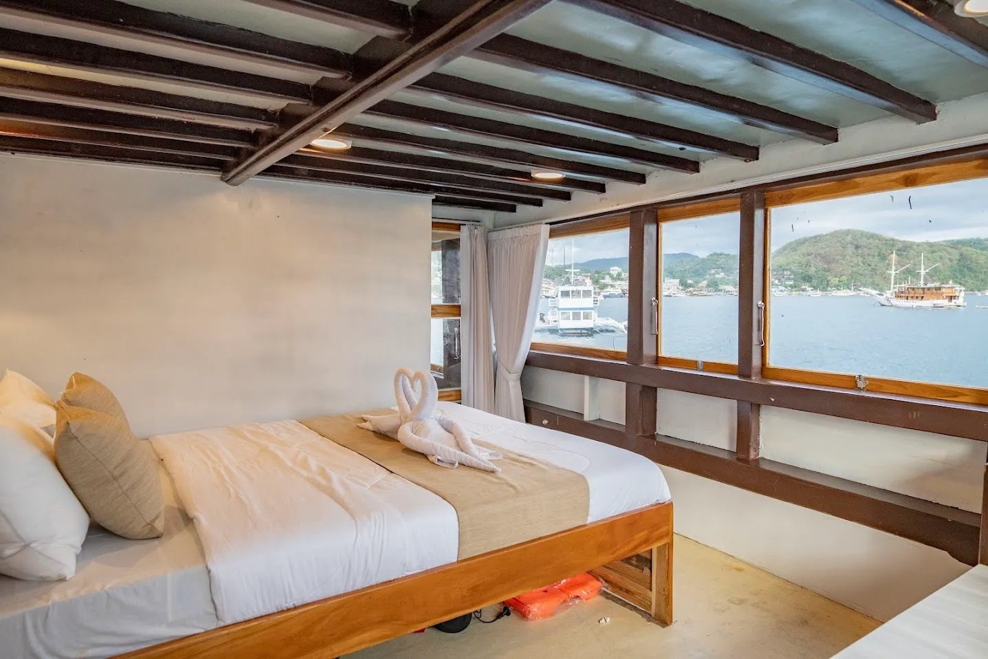 Alfathran Phinisi Boat Charter | Alfathran Master Ocean View Cabin | Boat Komodo Trip