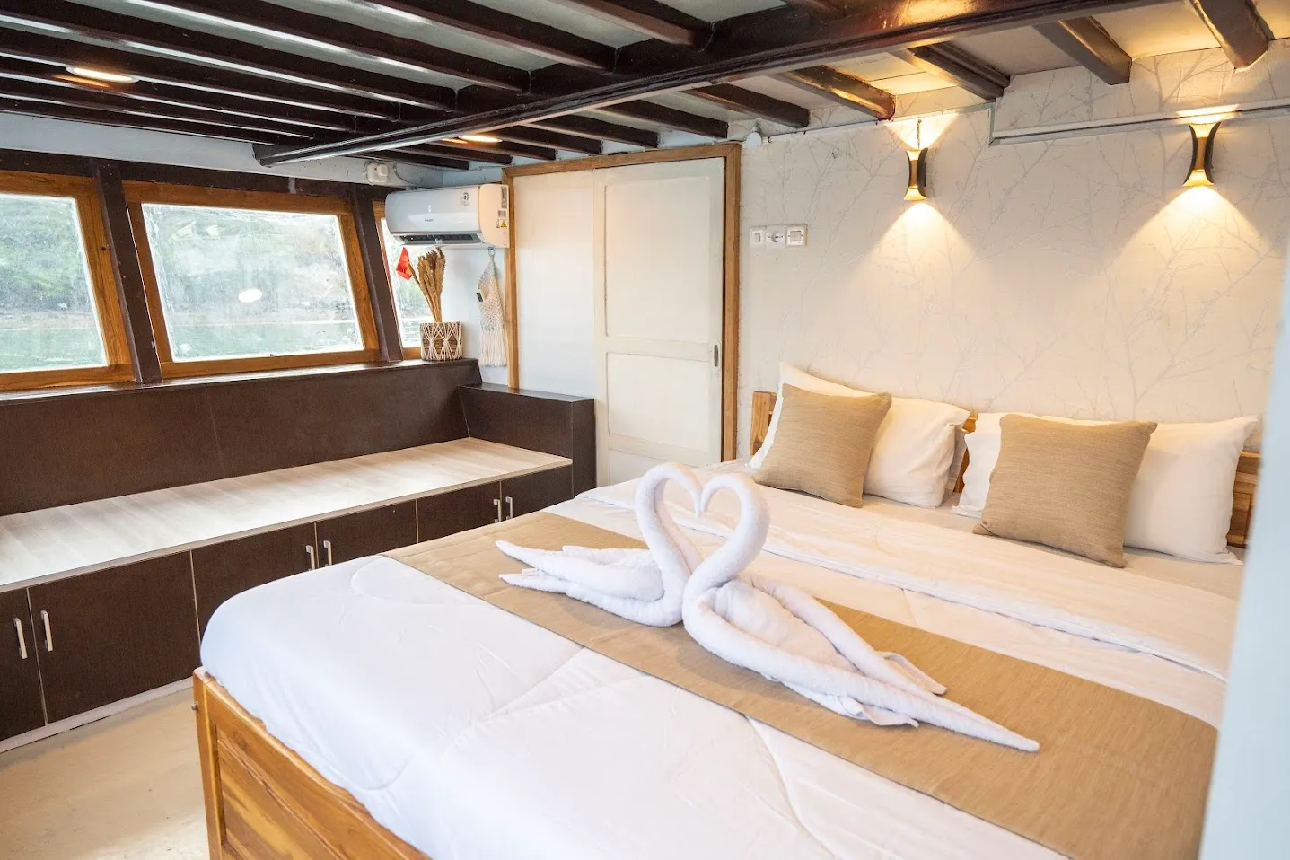 Alfathran Phinisi Boat Charter | Alfathran Master Ocean View Cabin | Boat Komodo Trip