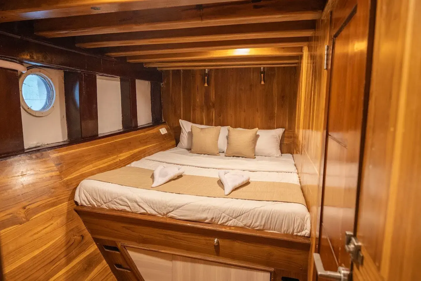 Alfathran Phinisi Boat Charter | Alfathran Superior Cabin 3 | Boat Komodo Trip