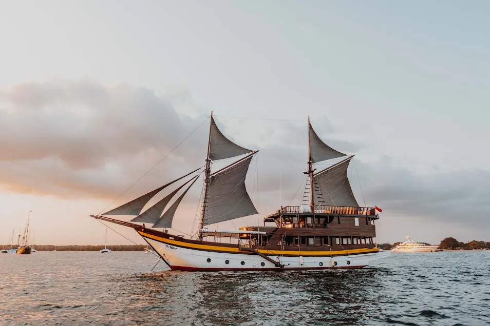 Behike Phinisi: A 31-Metre Komodo Charter Built for Twelve