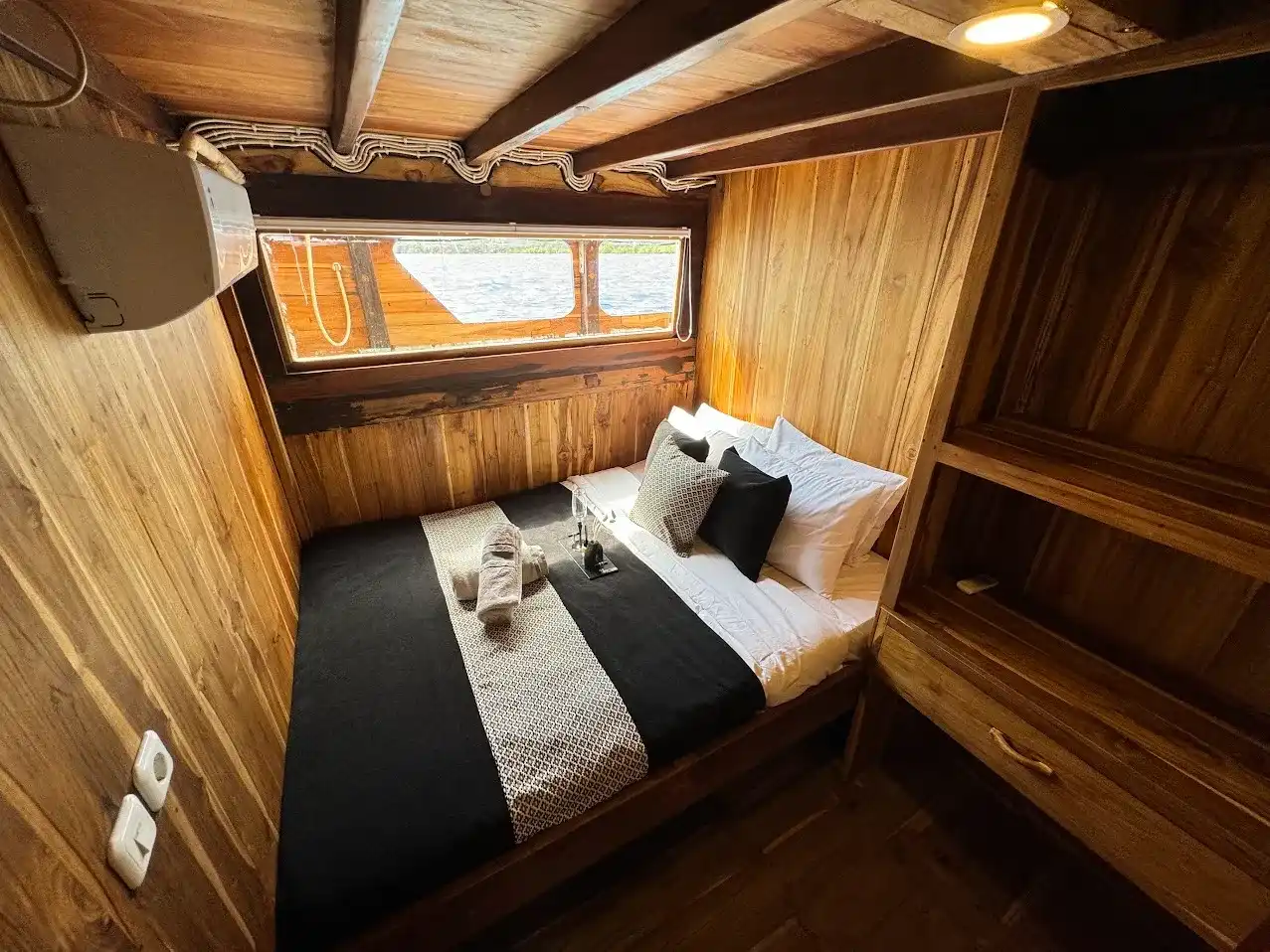 Blackbeard Phinisi Boat Charter | Blackbeard Deluxe Room | Boat Komodo Trip