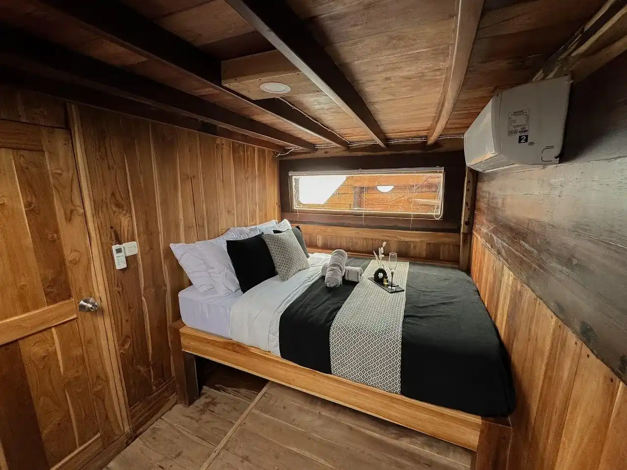 Blackbeard Phinisi Boat Charter | Blackbeard Deluxe Room | Boat Komodo Trip