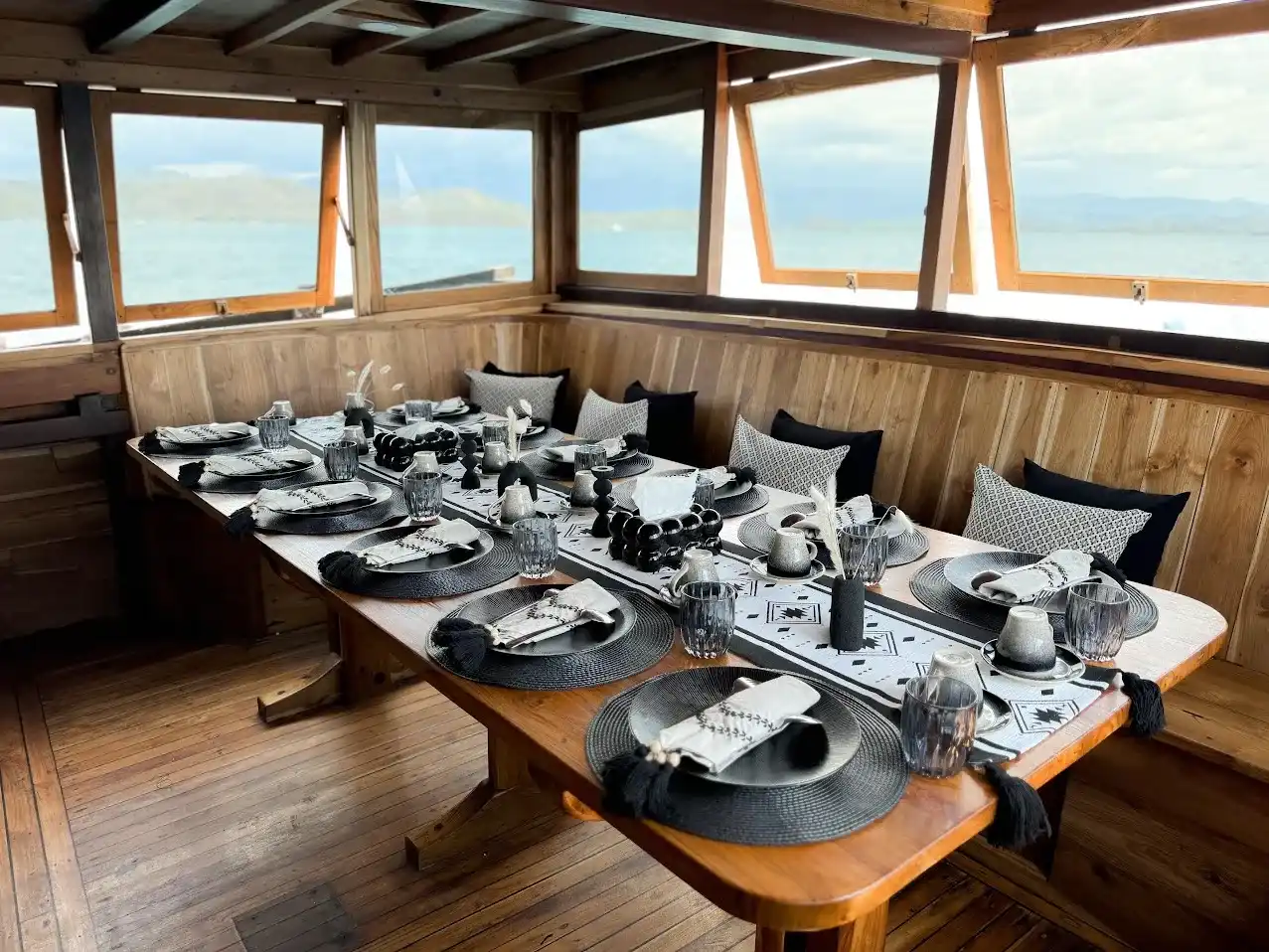 Blackbeard Phinisi Boat Charter | Blackbeard Dining Area | Boat Komodo Trip