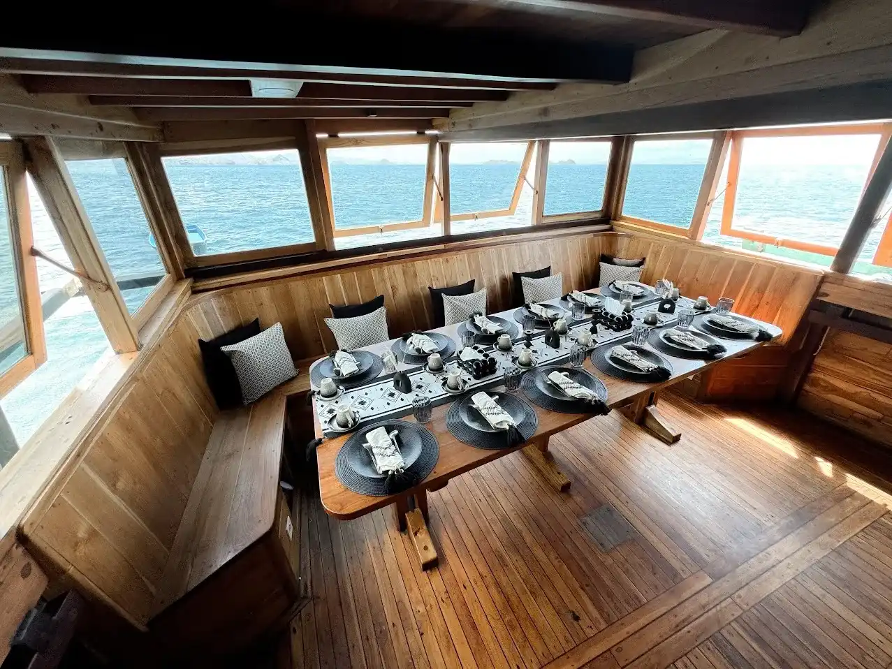Blackbeard Phinisi Boat Charter | Blackbeard Dining Area | Boat Komodo Trip