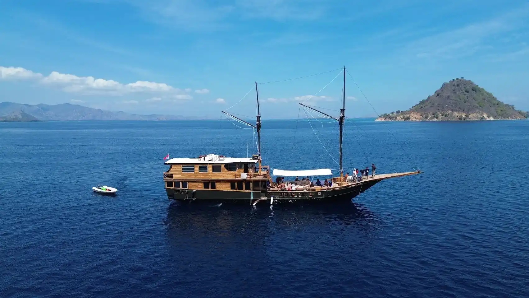 Blackbeard Phinisi Boat Charter | Blackbeard Exterior | Boat Komodo Trip