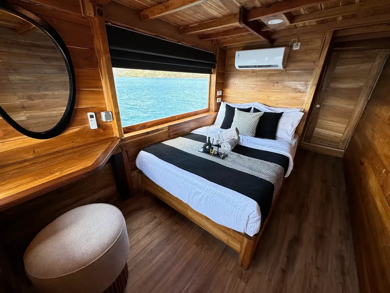 Blackbeard Phinisi Boat Charter | Blackbeard Panoramic Suite | Boat Komodo Trip