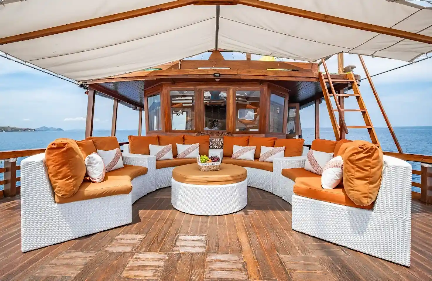 Magika Phinisi Liveabord | Magika Phinisi Chill Area | Boat Komodo Trip