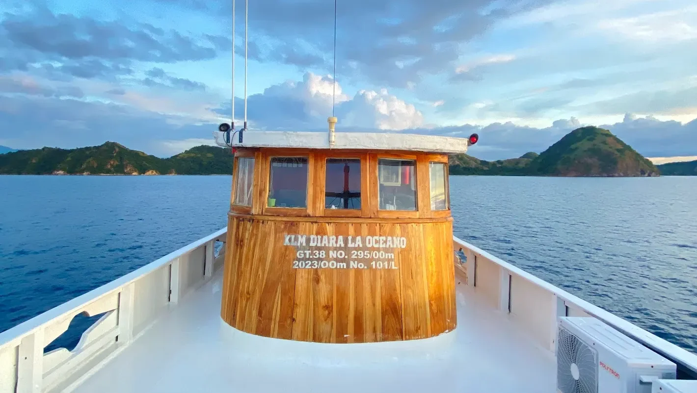 Diara La Oceano Chill Area | Diara La Oceano Boat Charter Phinisi | boatkomodotrip