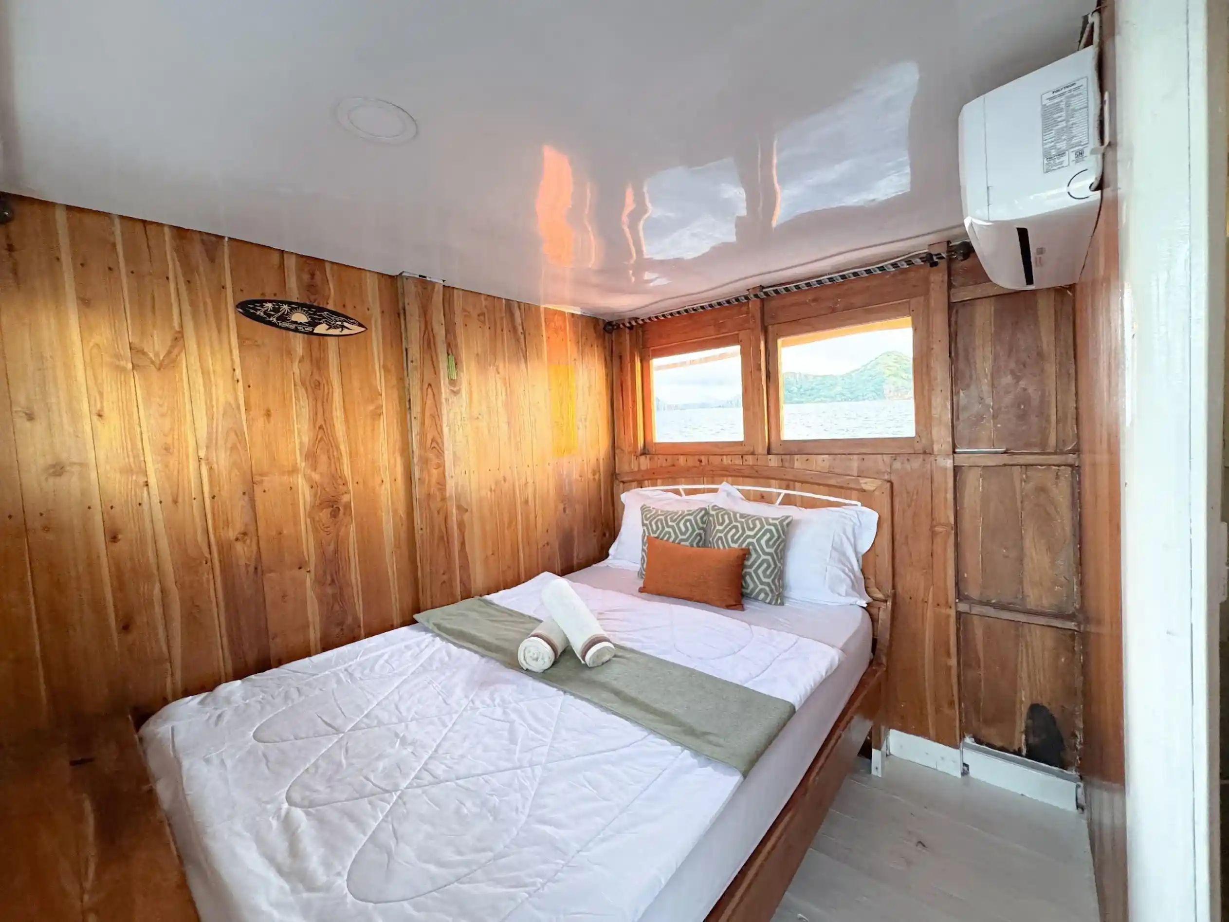 Diara La Oceano Deluxe Room Main Deck | Diara La Oceano Boat Charter Phinisi | boatkomodotrip