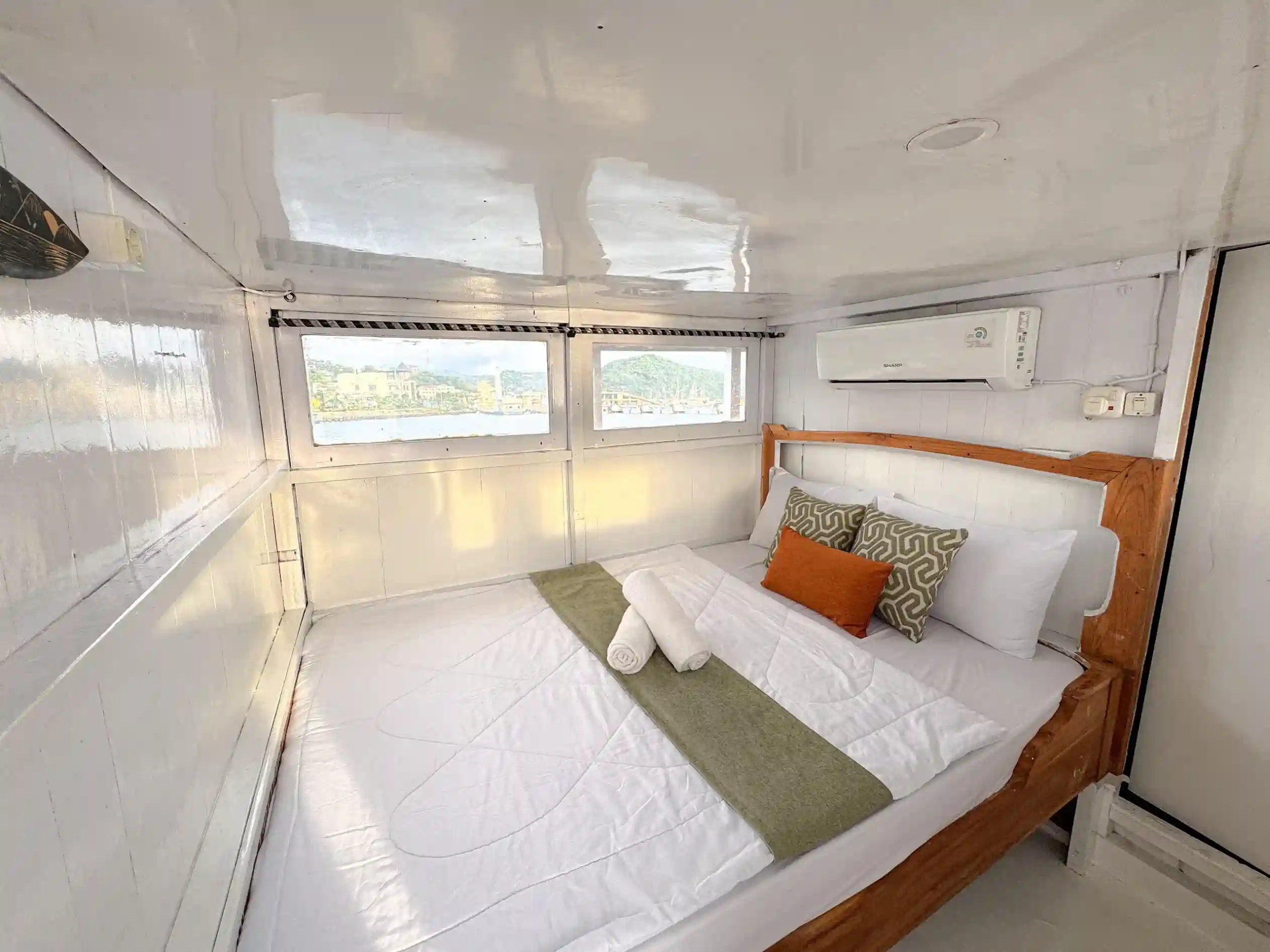 Diara La Oceano Deluxe Room Upper Deck | Diara La Oceano Boat Charter Phinisi | boatkomodotrip