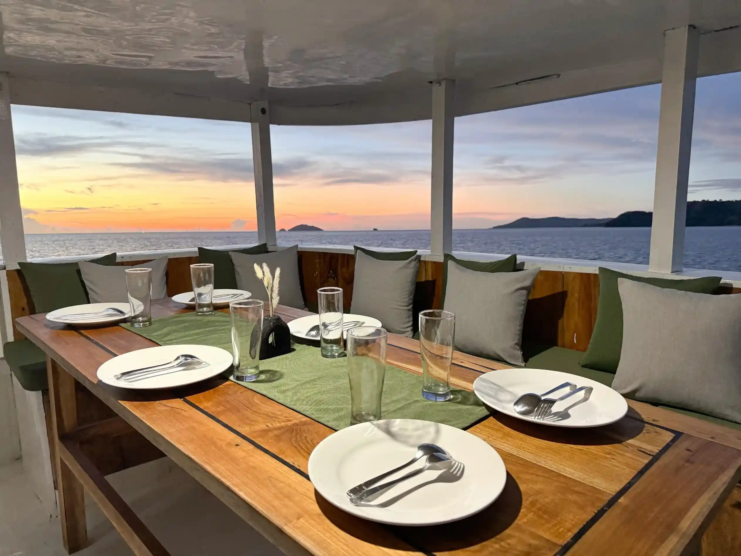 Diara La Oceano Dining Area | Diara La Oceano Boat Charter Phinisi | boatkomodotrip