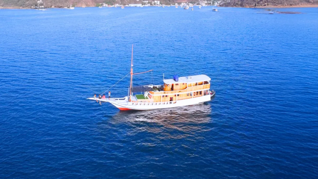Diara La Oceano Exterior | Diara La Oceano Boat Charter Phinisi | boatkomodotrip