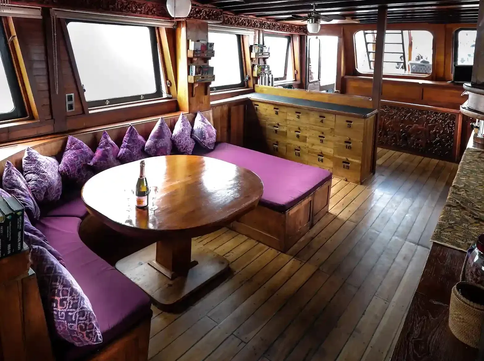 Ilike Liveaboard Indoor Dining Area | Boat Komodo Trip