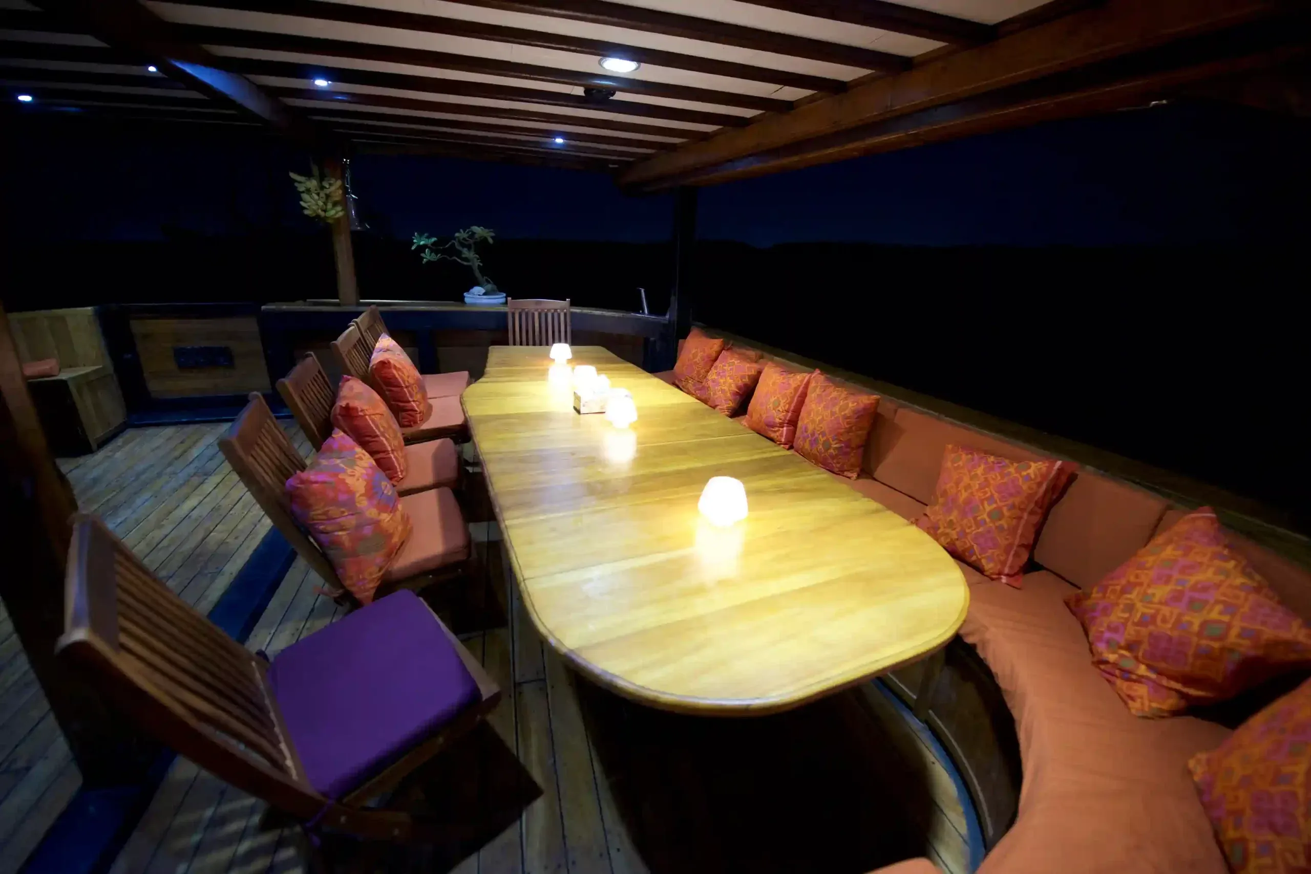 ilike liveaboard Dining Area | Boat Komodo Trip
