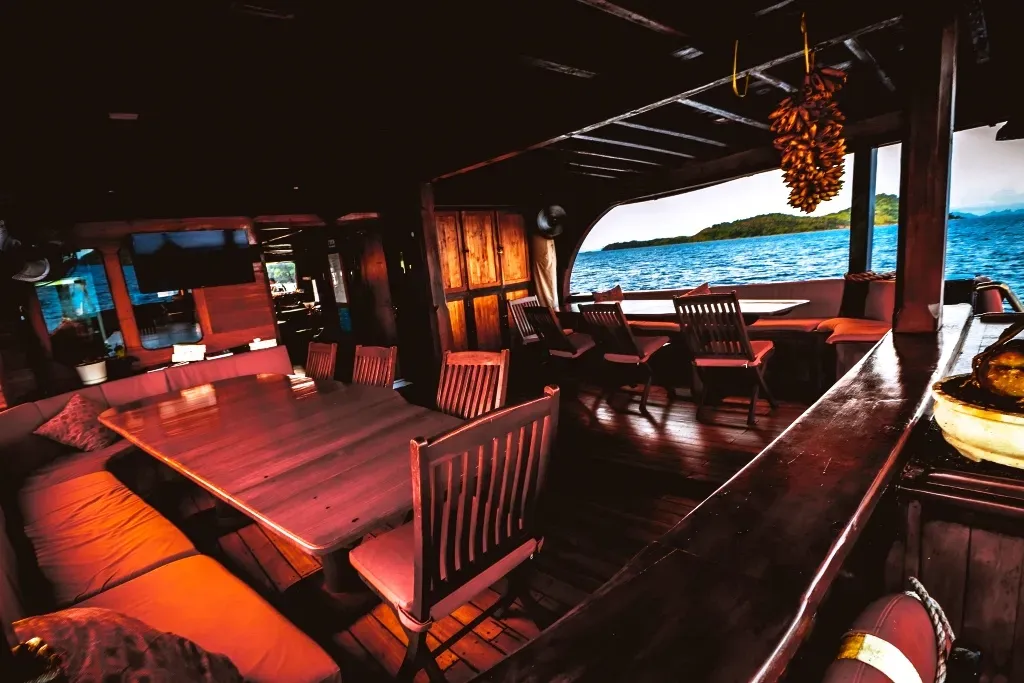 ilike liveaboard Dining Area | Boat Komodo Trip