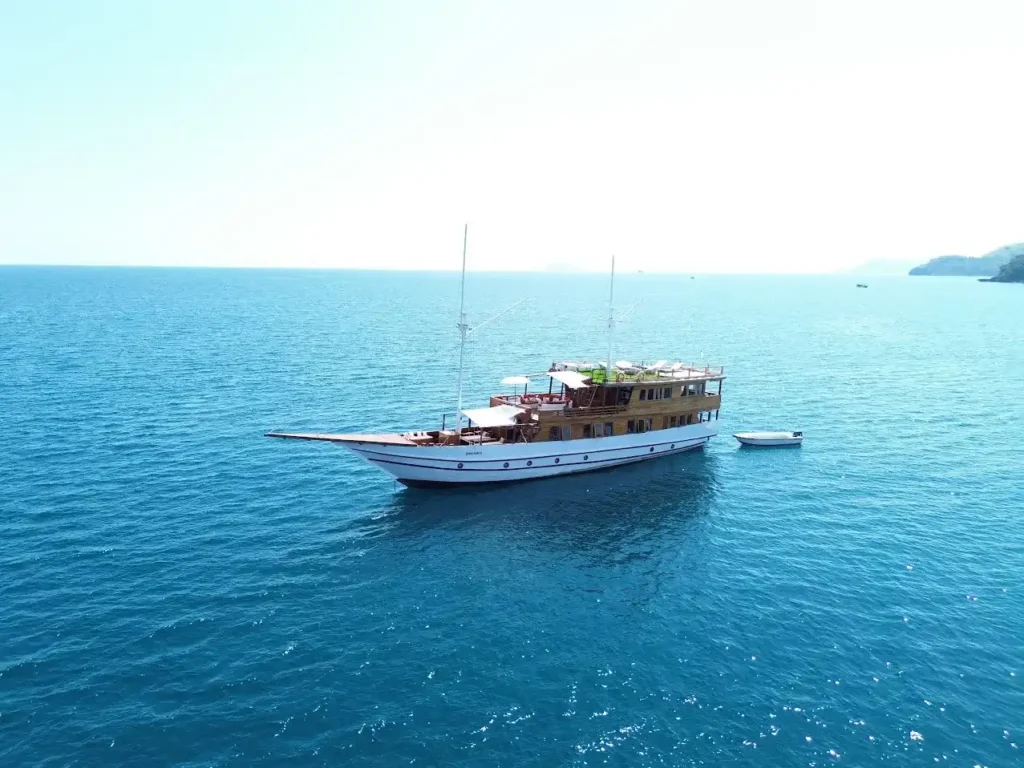 Magika Exterior | Magika Phinisi Boat Charter | Komodo Tour | Boat Komodo Trip