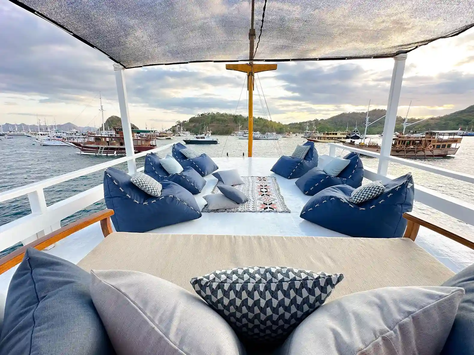 North Blue Boat Charter | North Blue Chill Area | boatkomodotrip