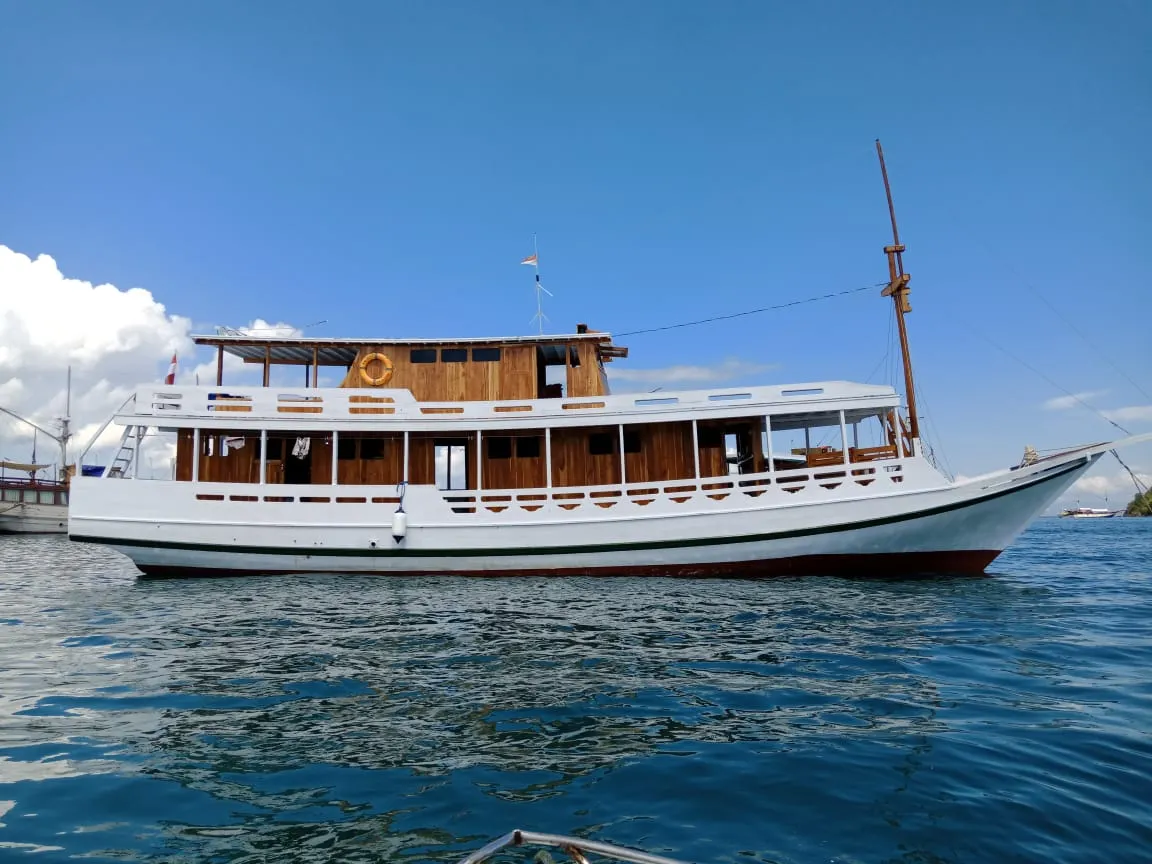 North Blue Boat Charter | North Blue Exterior | boatkomodotrip