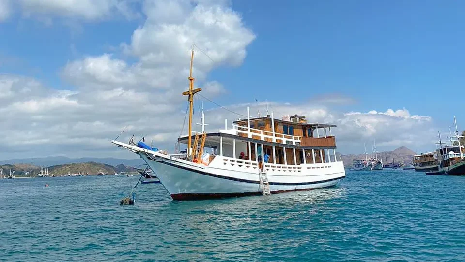 North Blue Boat Charter | North Blue Exterior | boatkomodotrip