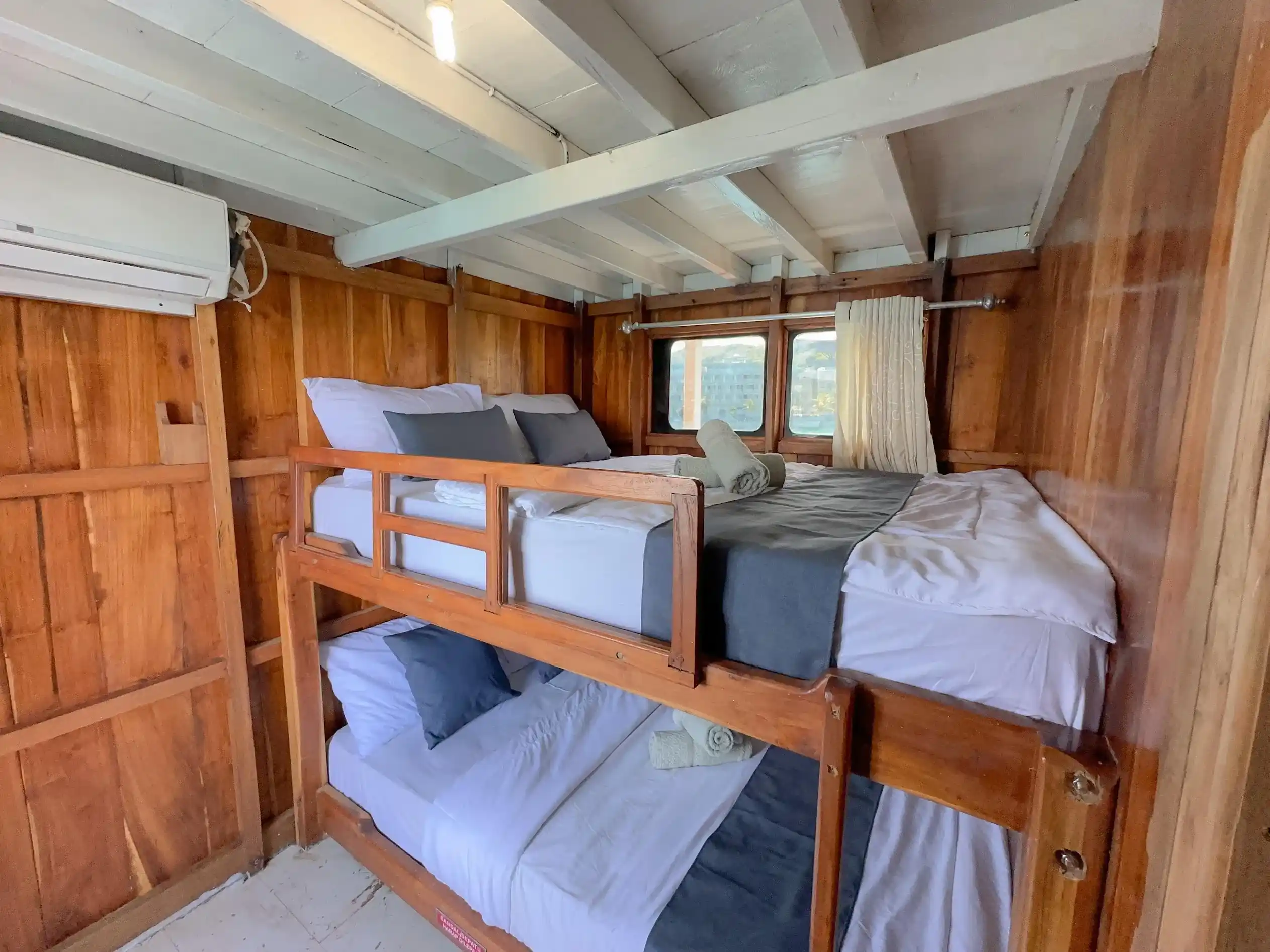 North Blue Boat Charter | North Blue Sharing Room Private Bathroom | boatkomodotrip