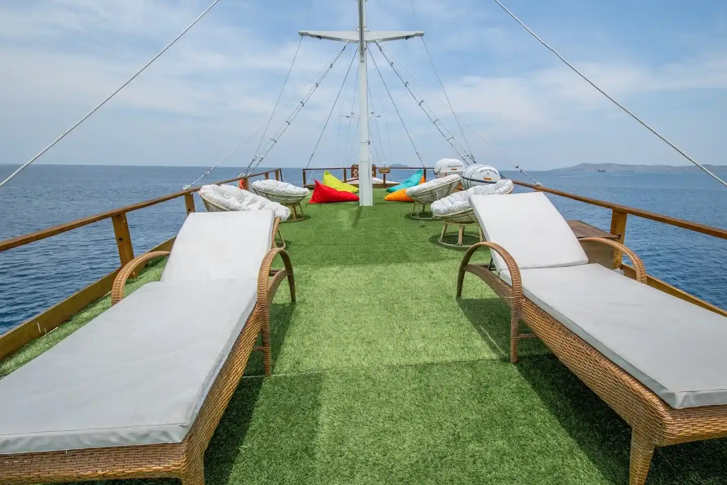 Magika Phinisi Liveabord | Magika Phinisi Sundek Area | Boat Komodo Trip