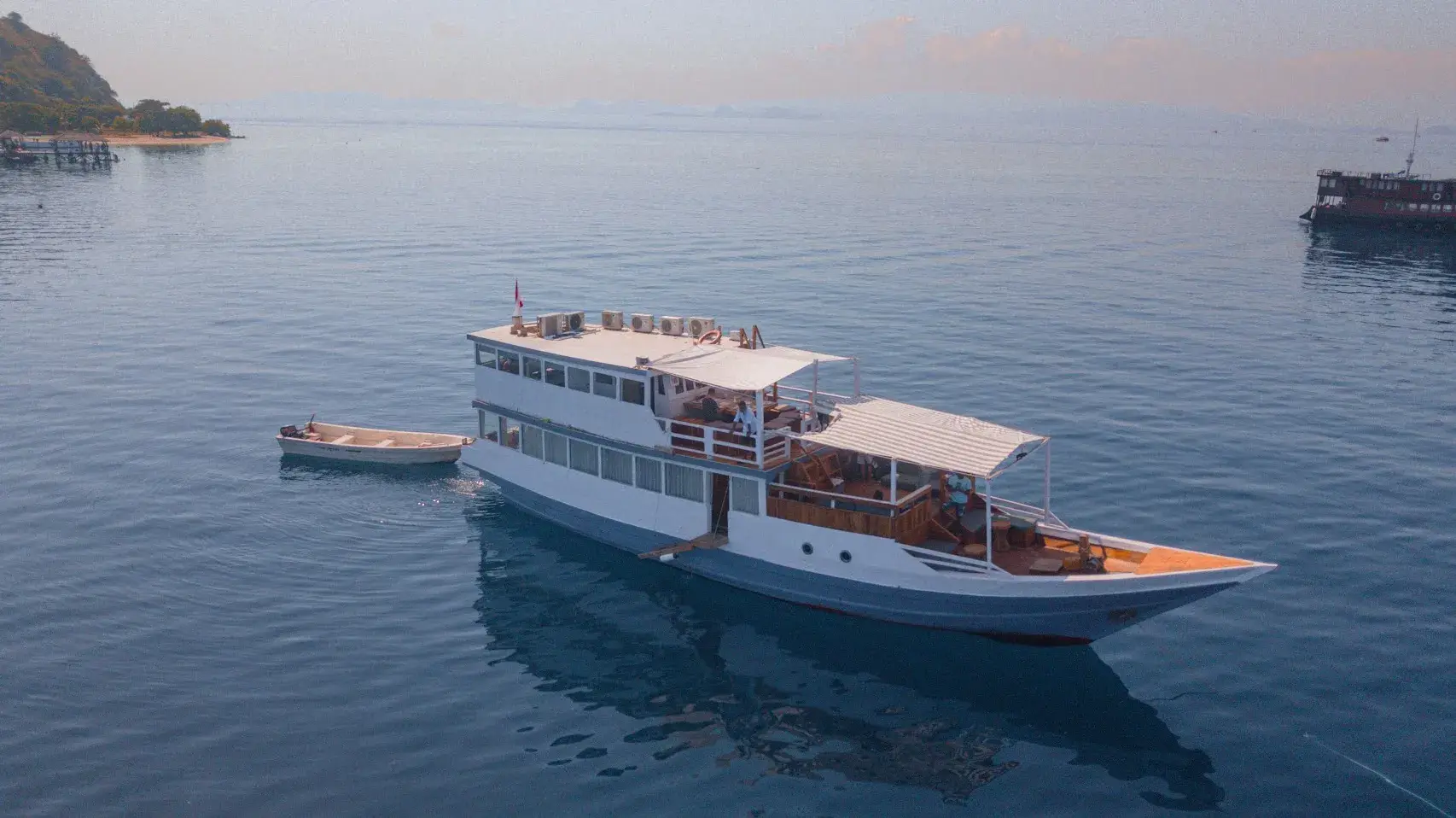 VIP II Exterior | Boat for Sale | BoatKomodoTrip