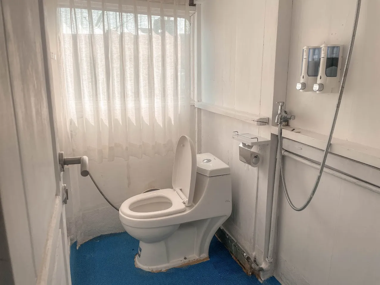 VIP II Cabin Bathroom | Boat for Sale | BoatKomodoTrip