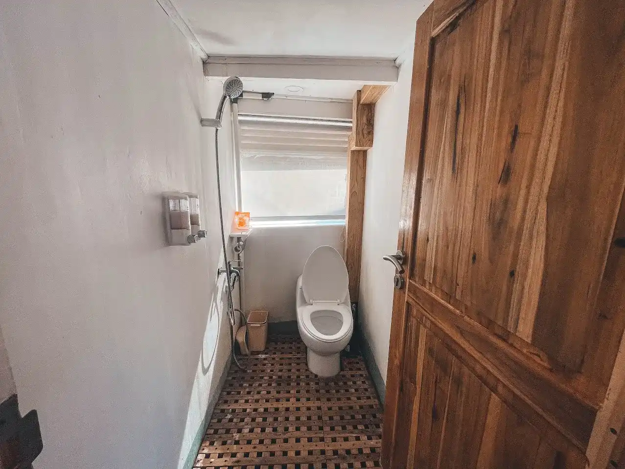 VIP II Cabin Bathroom | Boat for Sale | BoatKomodoTrip