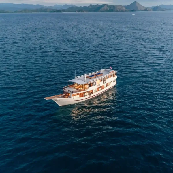Ayvara Cruise Boat Charter | Ayvara Cruise Exterior | Komodo Tour | Boat Komodo Trip