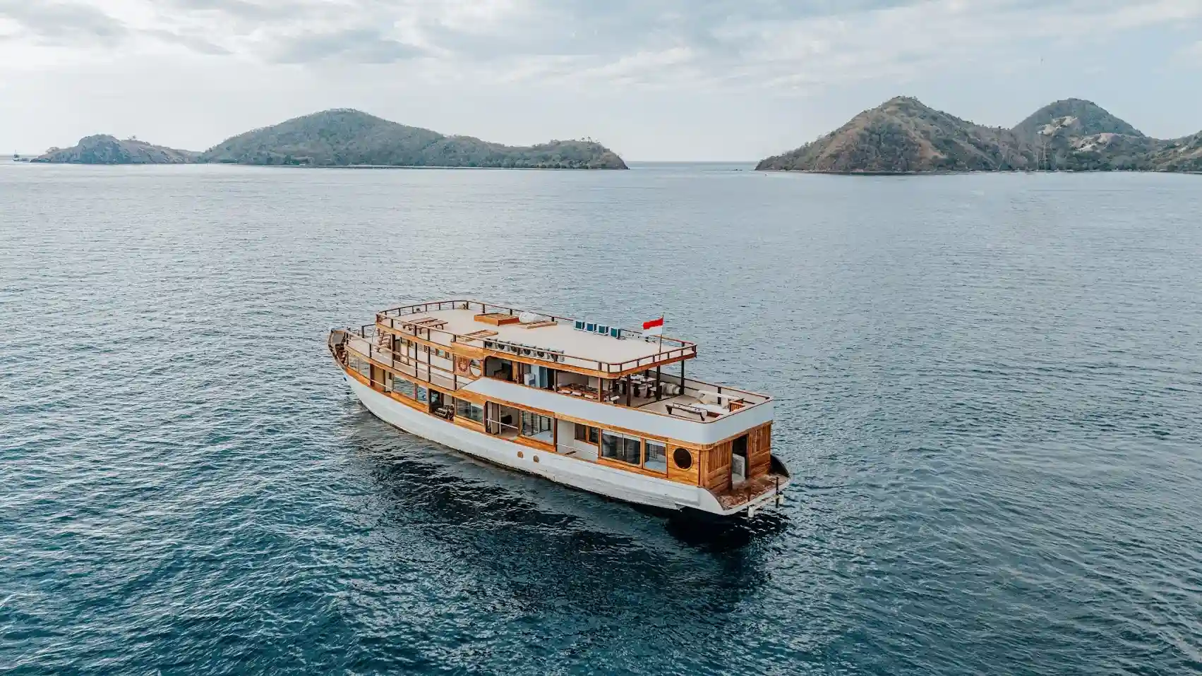 Sora Phinisi boat Charter | Sora Phinisi Exterior | Boat Komodo Trip