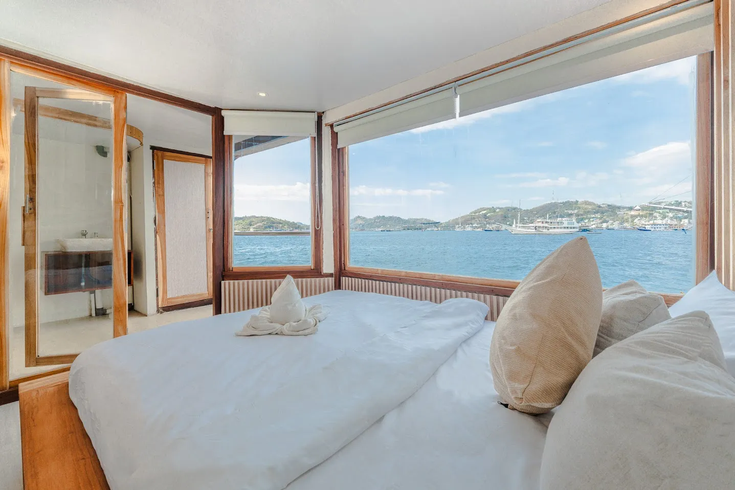 Sora Phinisi Boat Charter | Master Cabin Sora Phinisi | Boat Komodo Trip