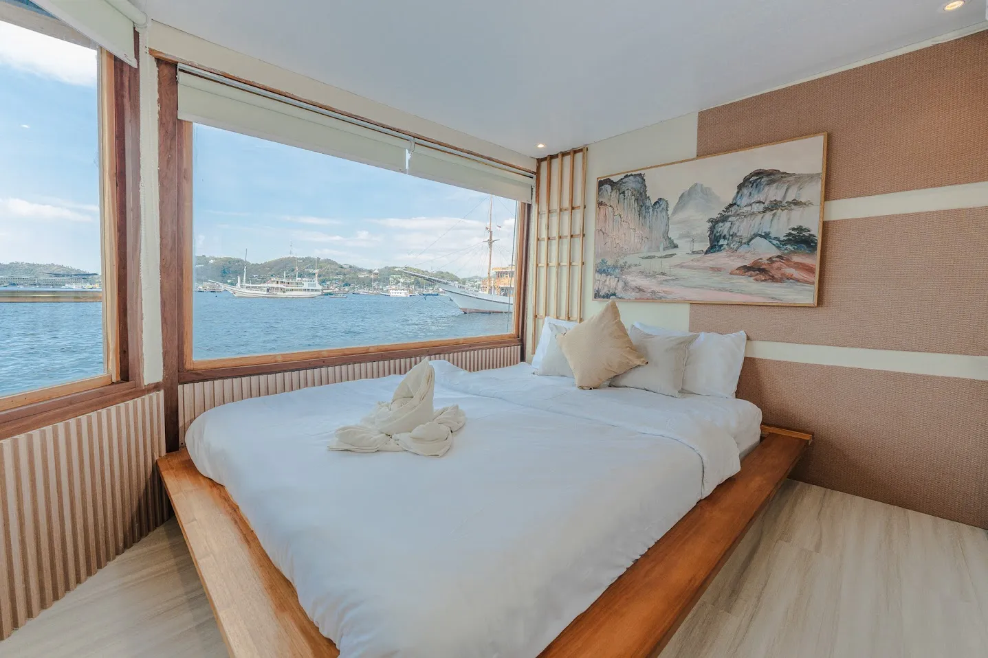 Sora Phinisi Boat Charter | Master Cabin Sora Phinisi | Boat Komodo Trip