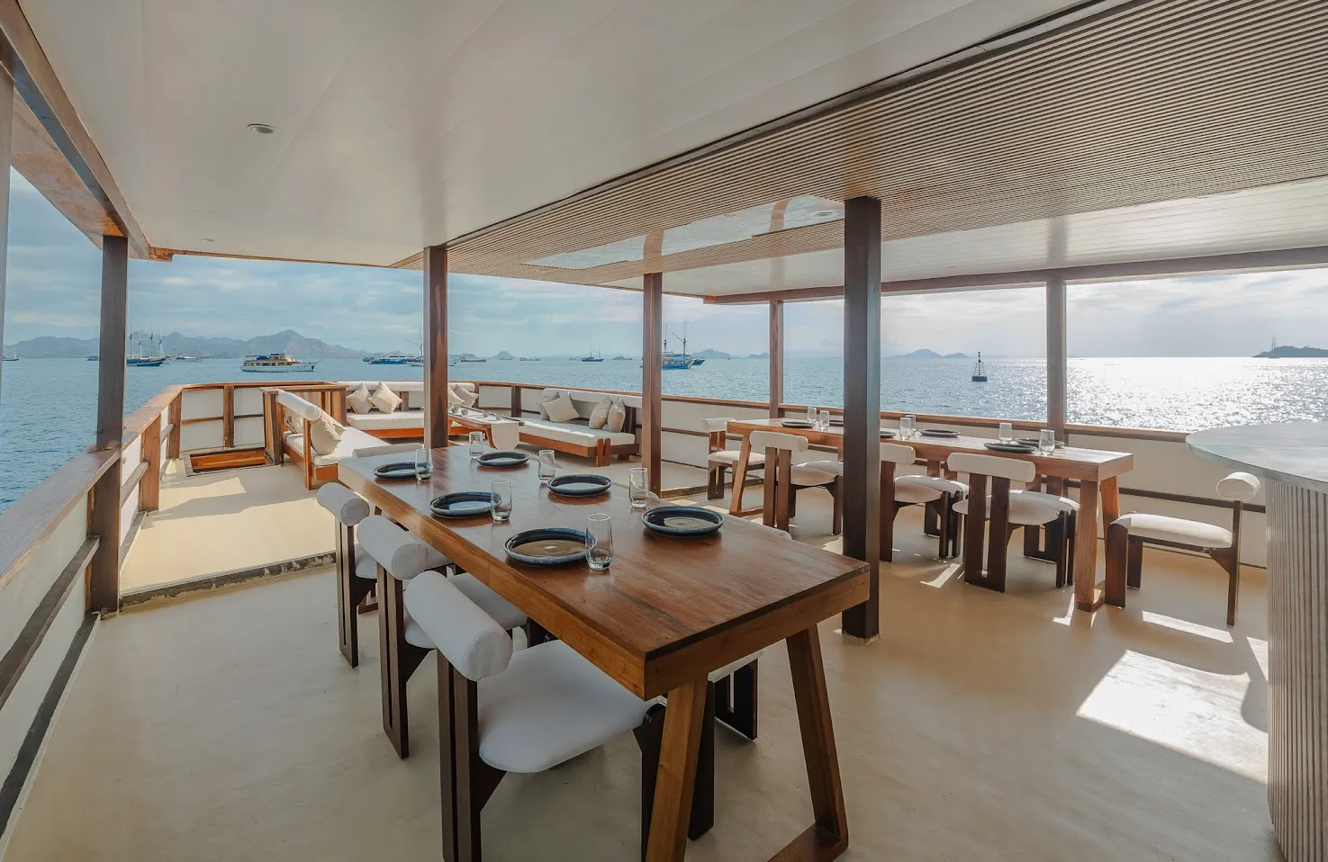 Sora Phinisi Boat Charter | Outdoor Dining Area Sora Phinisi | Boat Komodo Trip