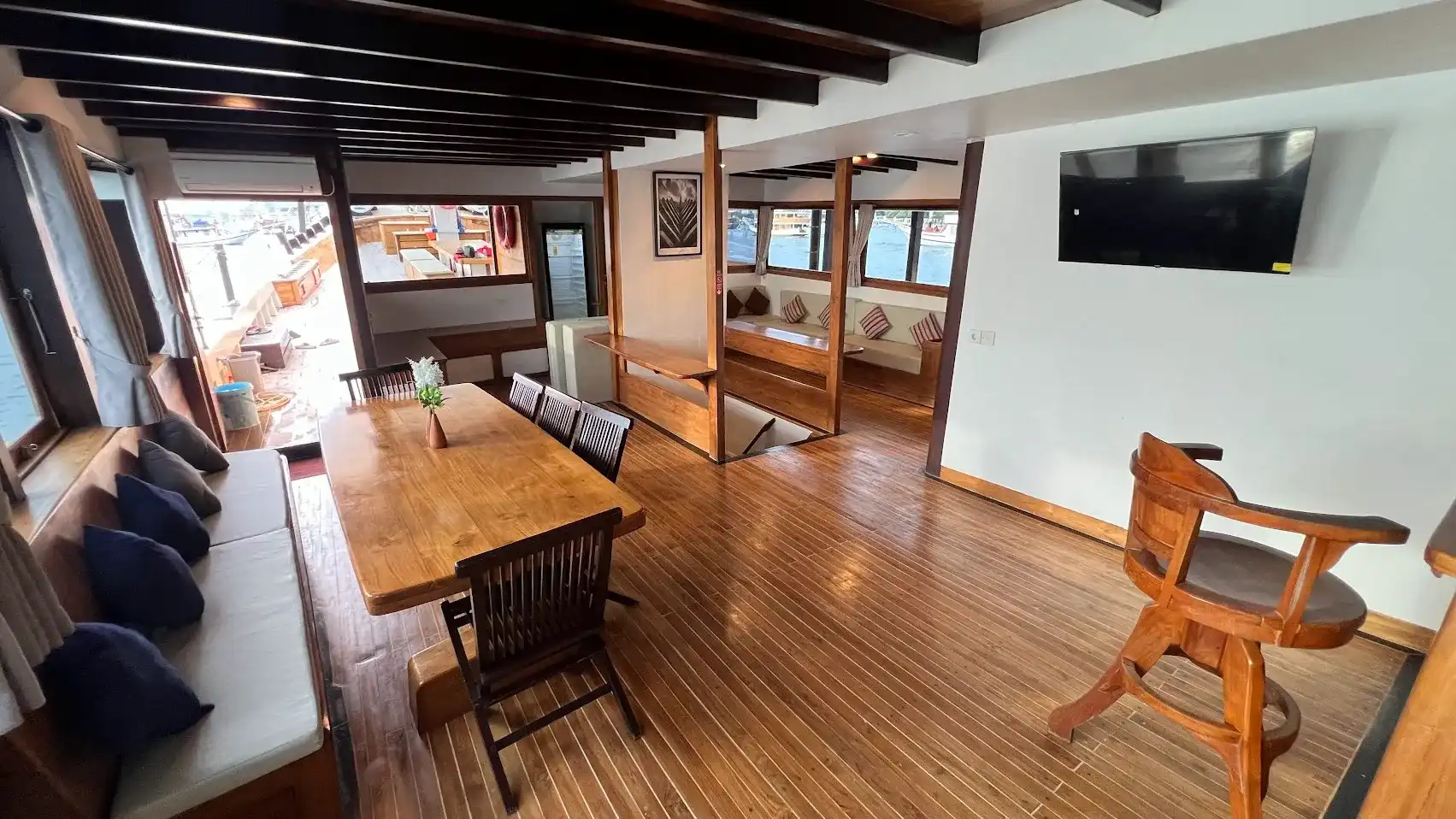 Panrita Liveaboard Cruise Phinisi Baot Charter | Panrita Indoor Dining Area | Komodo Tour | Boat Komodo Trip