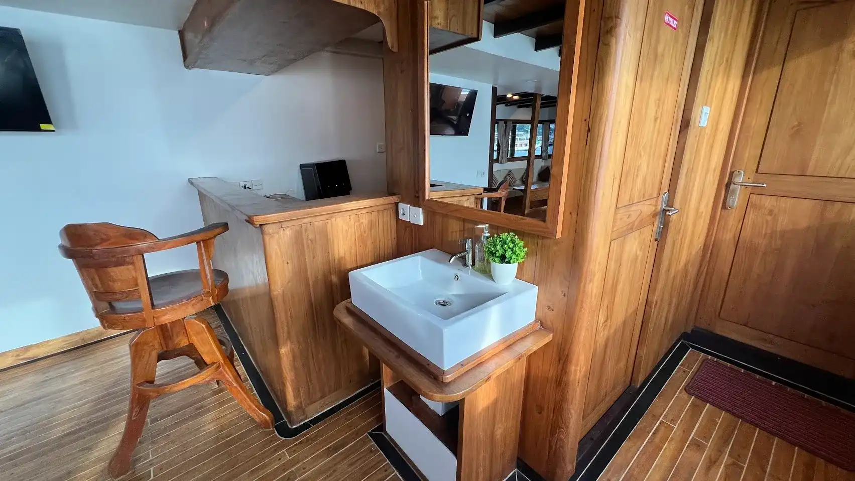 Panrita Liveaboard Cruise Phinisi Baot Charter | Panrita Bar | Komodo Tour | Boat Komodo Trip