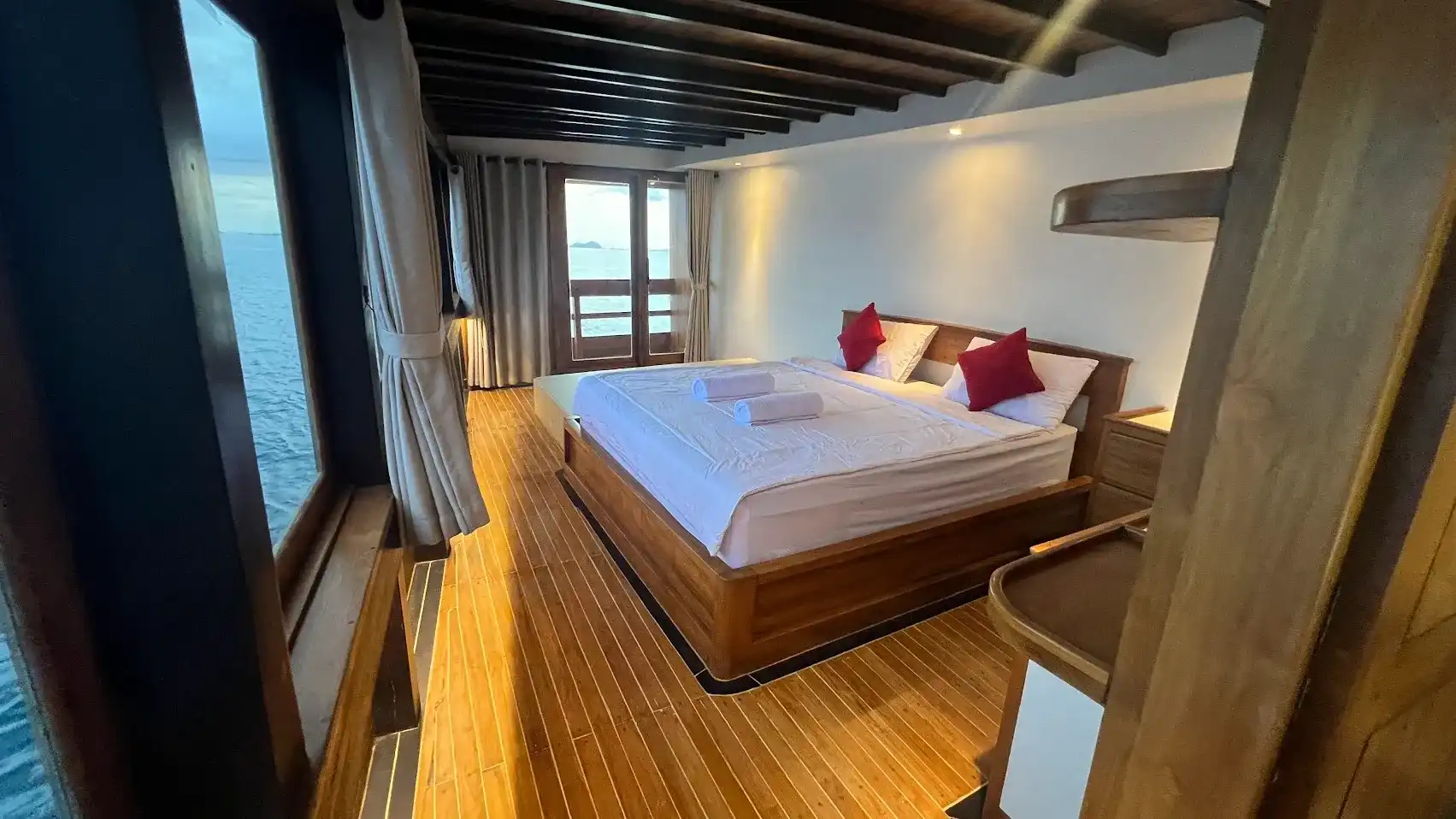 Panrita Liveaboard Cruise Phinisi Baot Charter | Panrita Master Cabin | Komodo Tour | Boat Komodo Trip