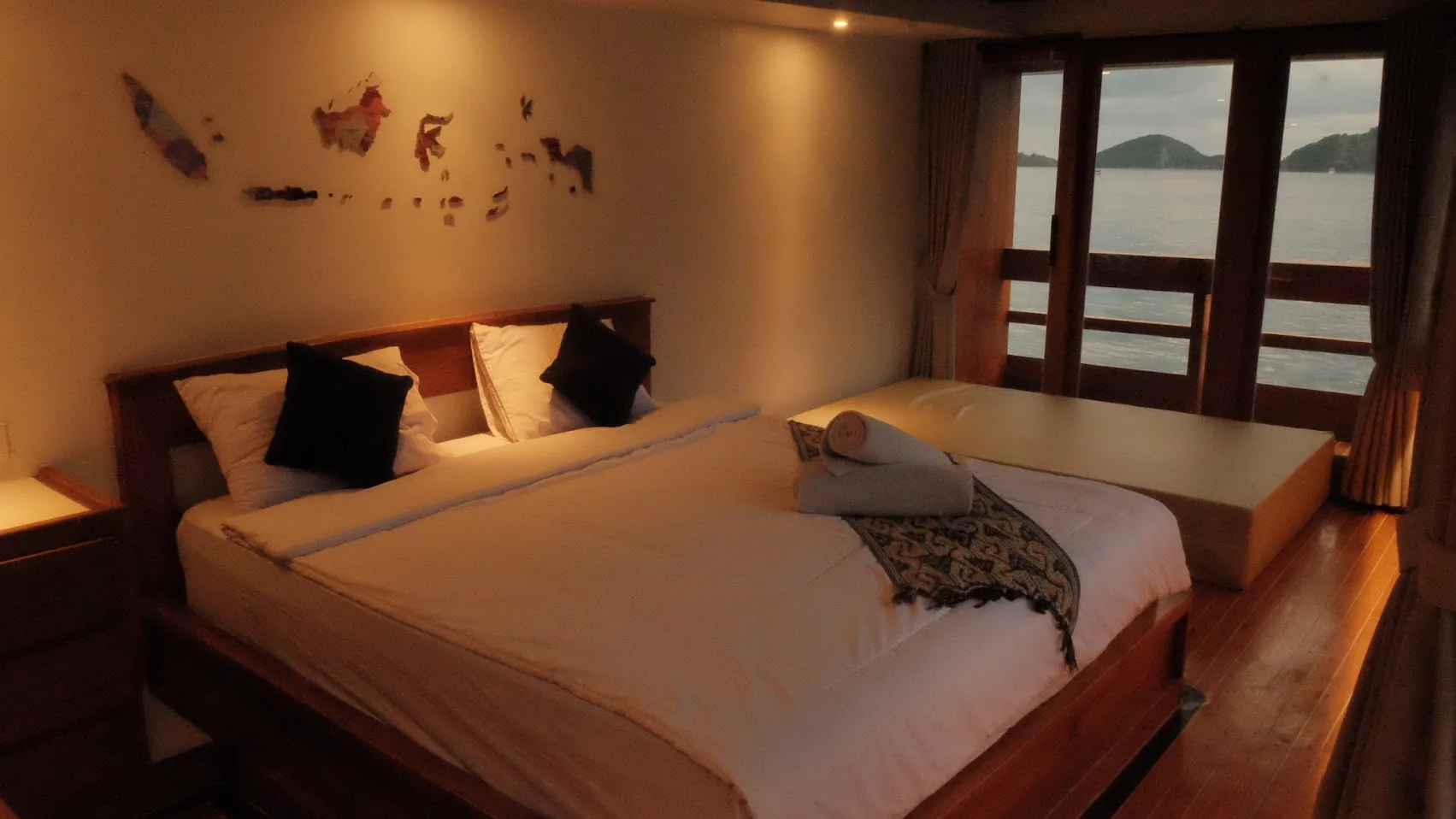 Panrita Liveaboard Cruise Phinisi Baot Charter | Panrita Master Cabin | Komodo Tour | Boat Komodo Trip