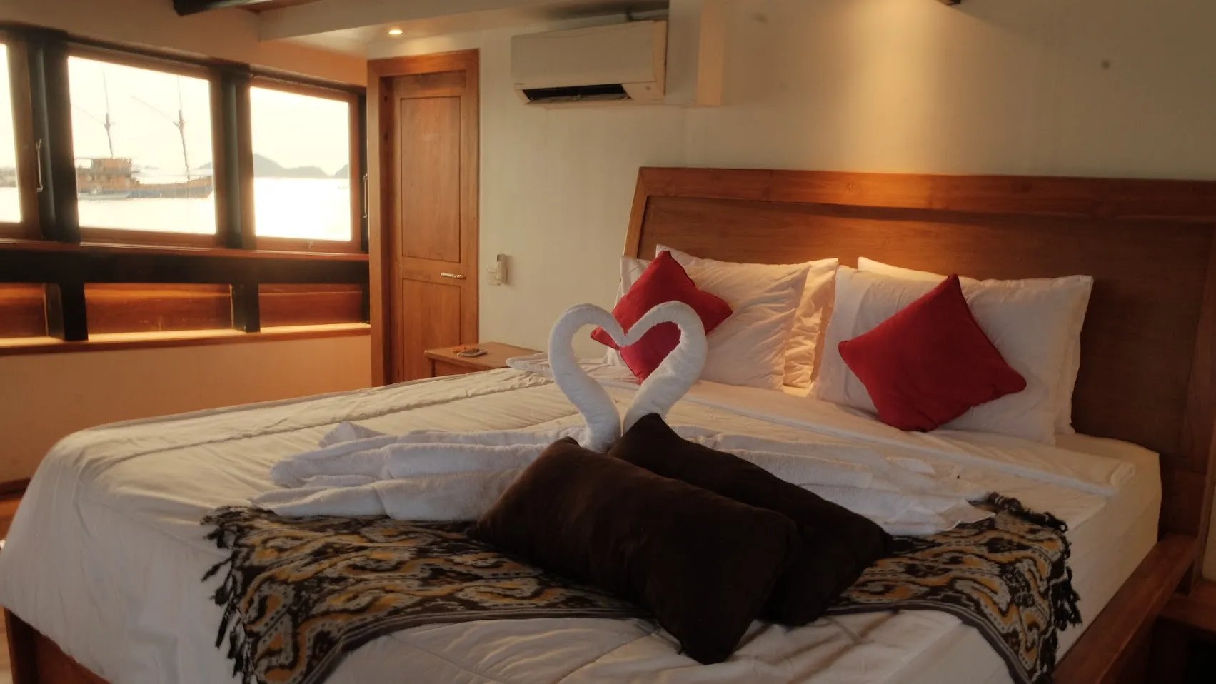 Panrita Liveaboard Cruise Phinisi Baot Charter | Panrita Suite Cabin | Komodo Tour | Boat Komodo Trip