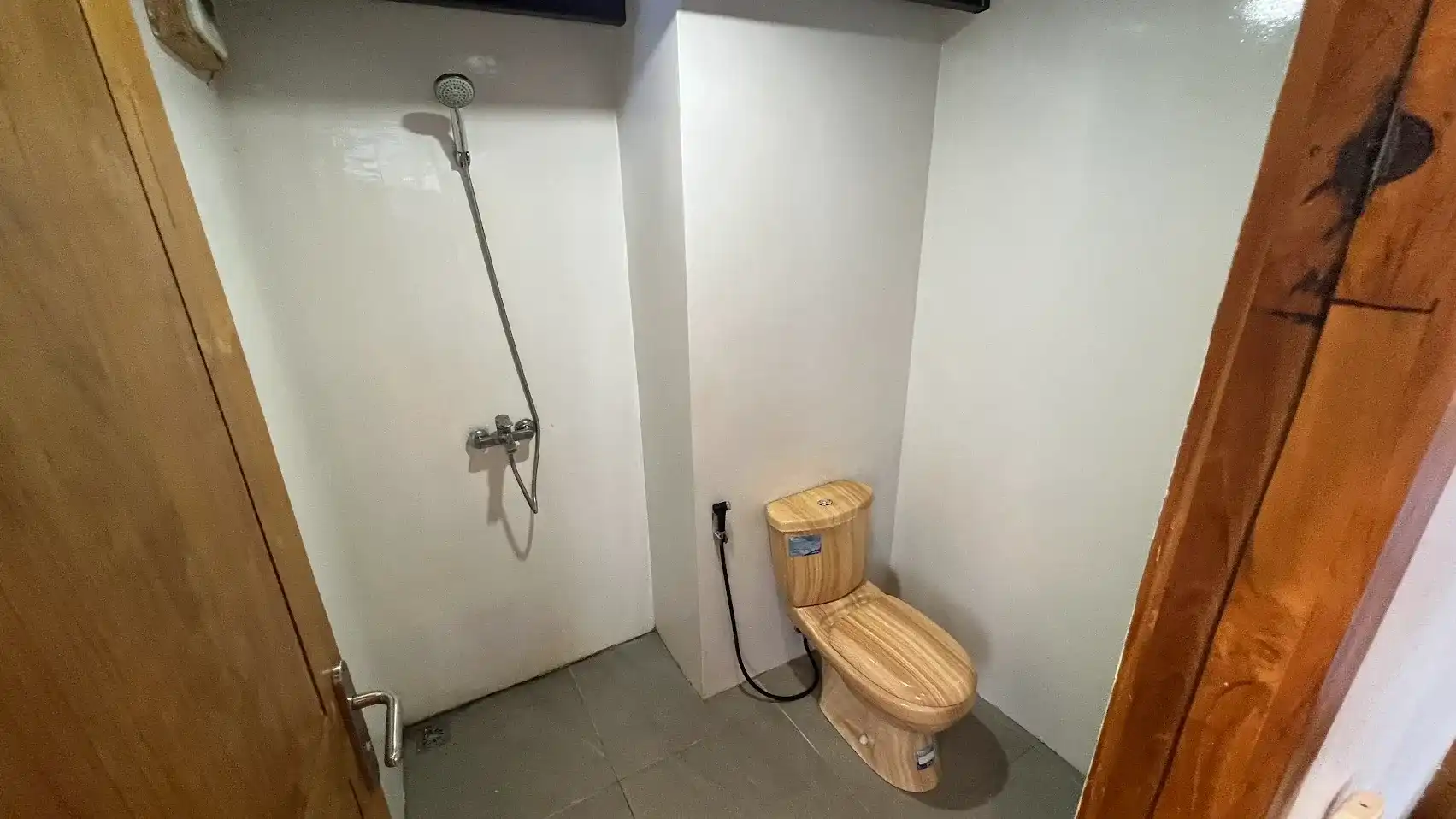 Panrita Liveaboard Cruise Phinisi Baot Charter | Panrita Suite Cabin Bathroom | Komodo Tour | Boat Komodo Trip