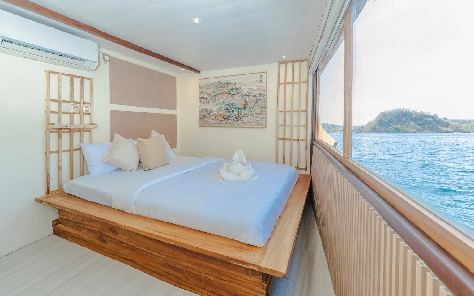 Sora Phinisi Boat Charter | Signature Cabin View Sora Phinisi | Boat Komodo Trip