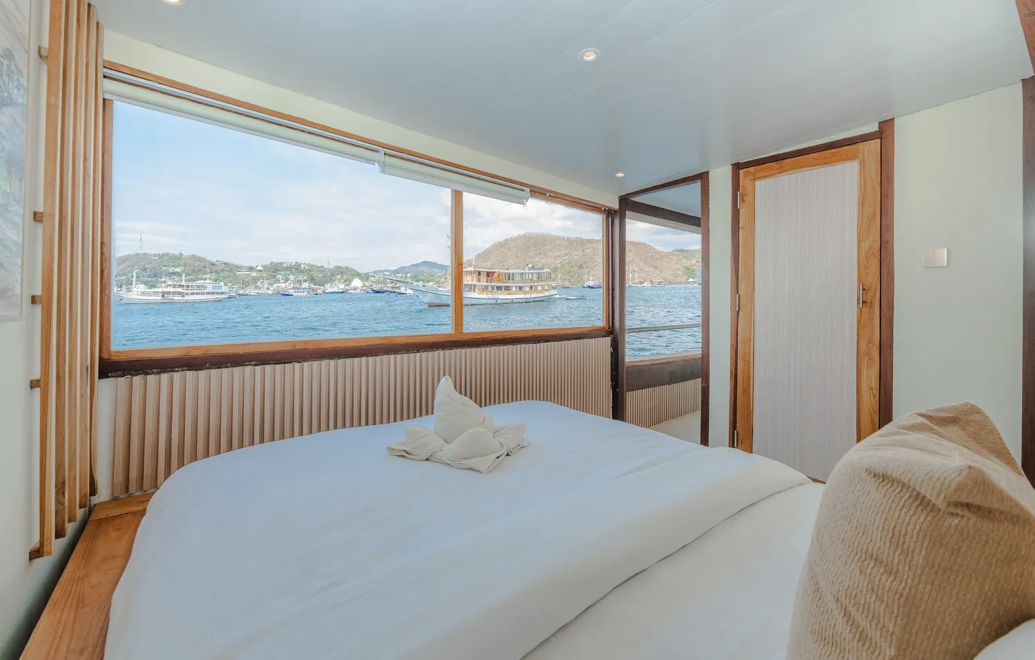 Sora Phinisi Boat Charter | Signature Cabin View Sora Phinisi | Boat Komodo Trip