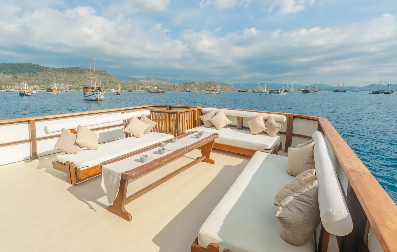 Sora Phinisi Boat Charter | Sundeck Area Sora Phinisi | Boat Komodo Trip