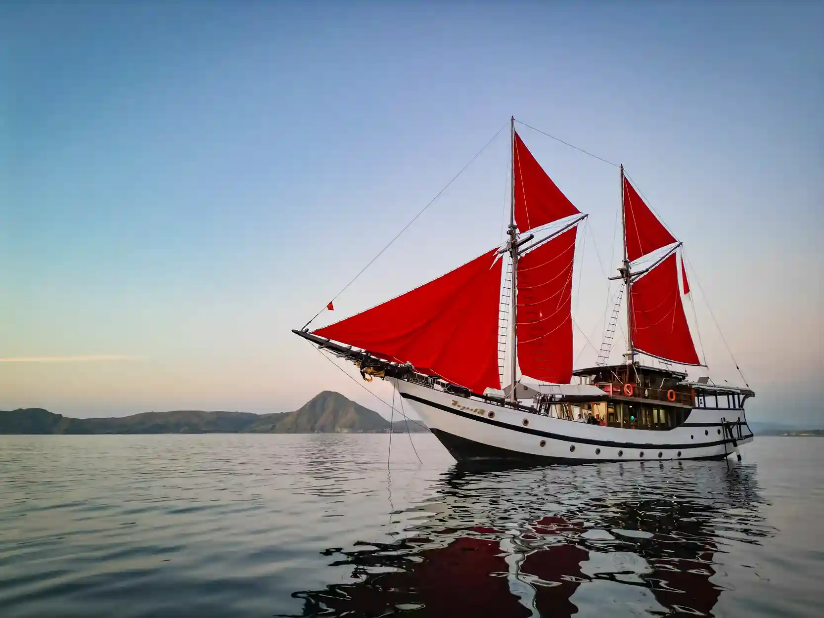 Supraba Exterior | Supraba Liveaboard Boat Charter Cruise Phinisi | Exterior | Boat Komodo Trip