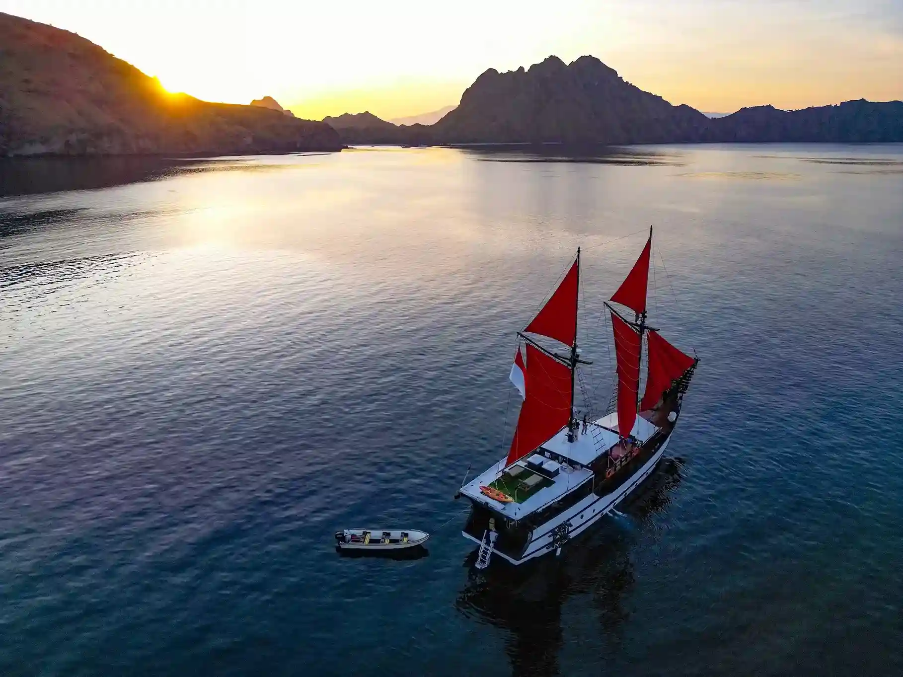 Supraba Exterior | Supraba Liveaboard Boat Charter Cruise Phinisi | Exterior | Boat Komodo Trip