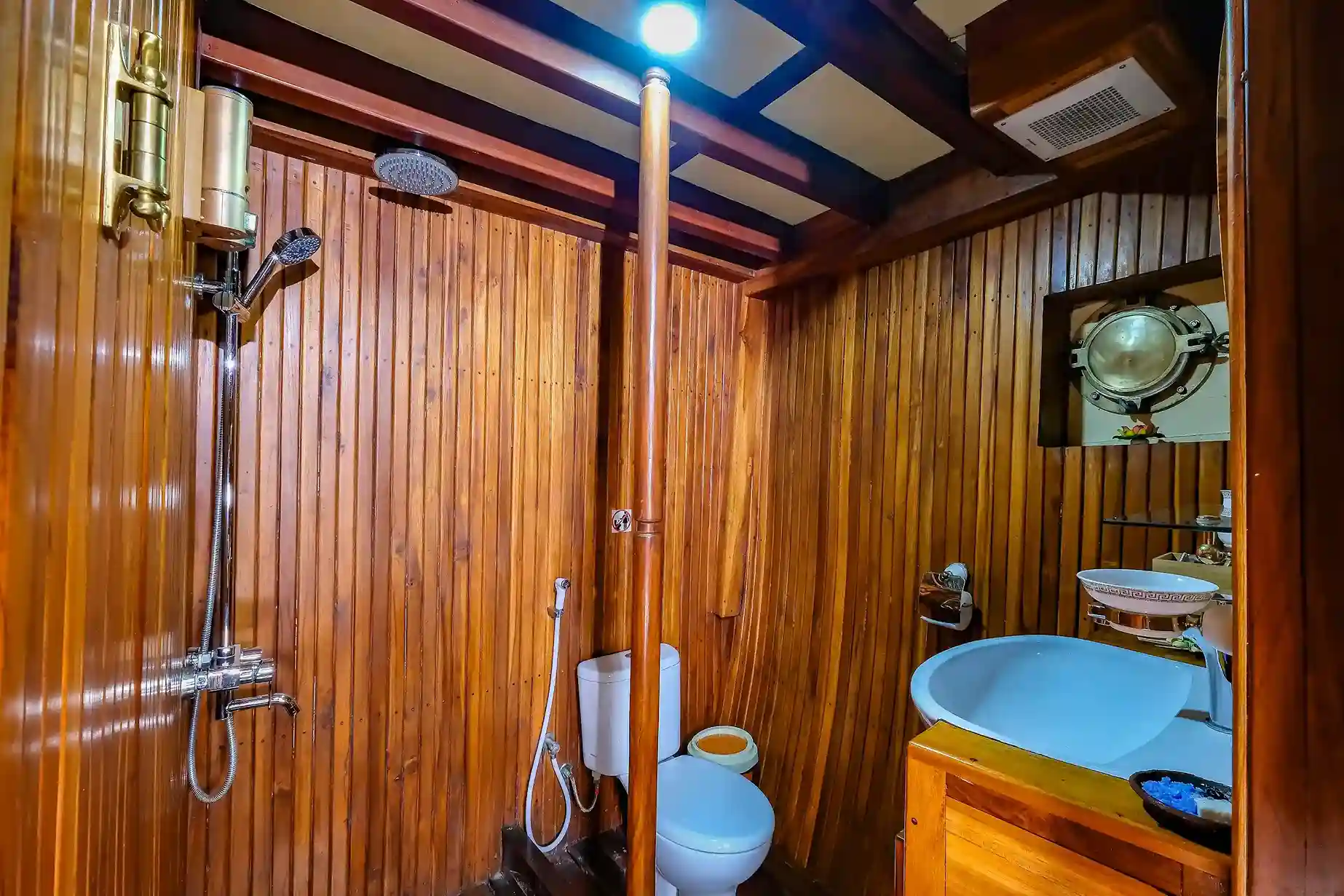 Supraba Cruise Phinisi Boat Charter | Master Cabin Wisnu Bathroom | Komodo Tour | Boat Komodo Trip