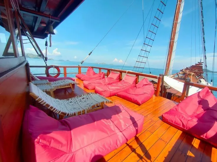 Supraba Chill Area | Supraba Boat Charter Cruise Phinisi | Chill Area | Boat Komodo Trip