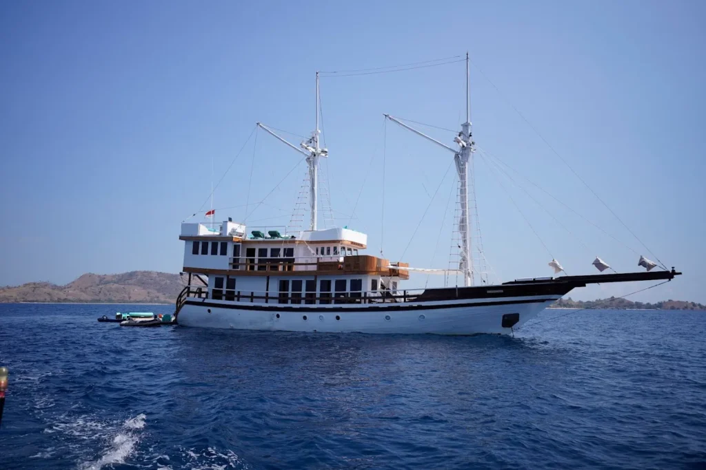 Exterior Kayra Phinisi | Kayra Phinisi Boat Charter | Boat Komodo Trip