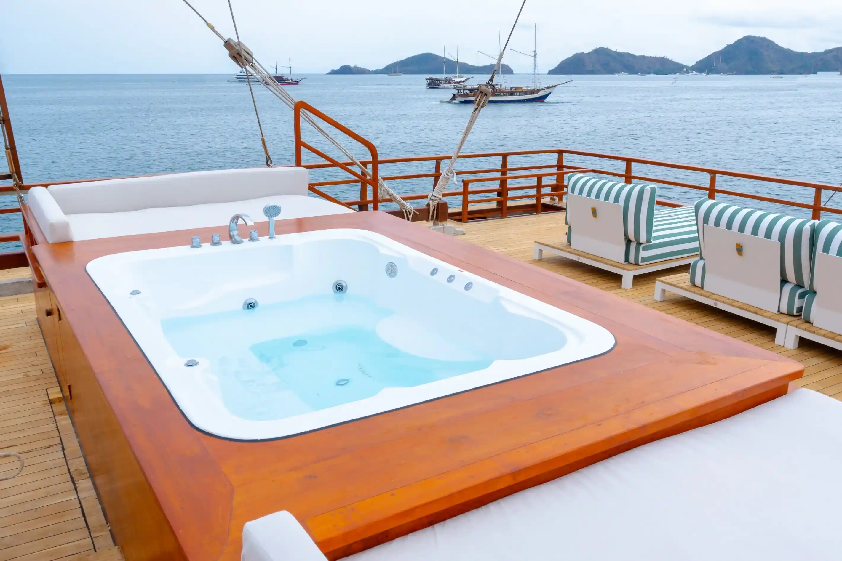 Sanctuary Phinisi Liveaboard Boat Charter | Sanctuary Jacuzzi | Komodo Tour | Raja Ampat Tour | Boat Komodo Trip