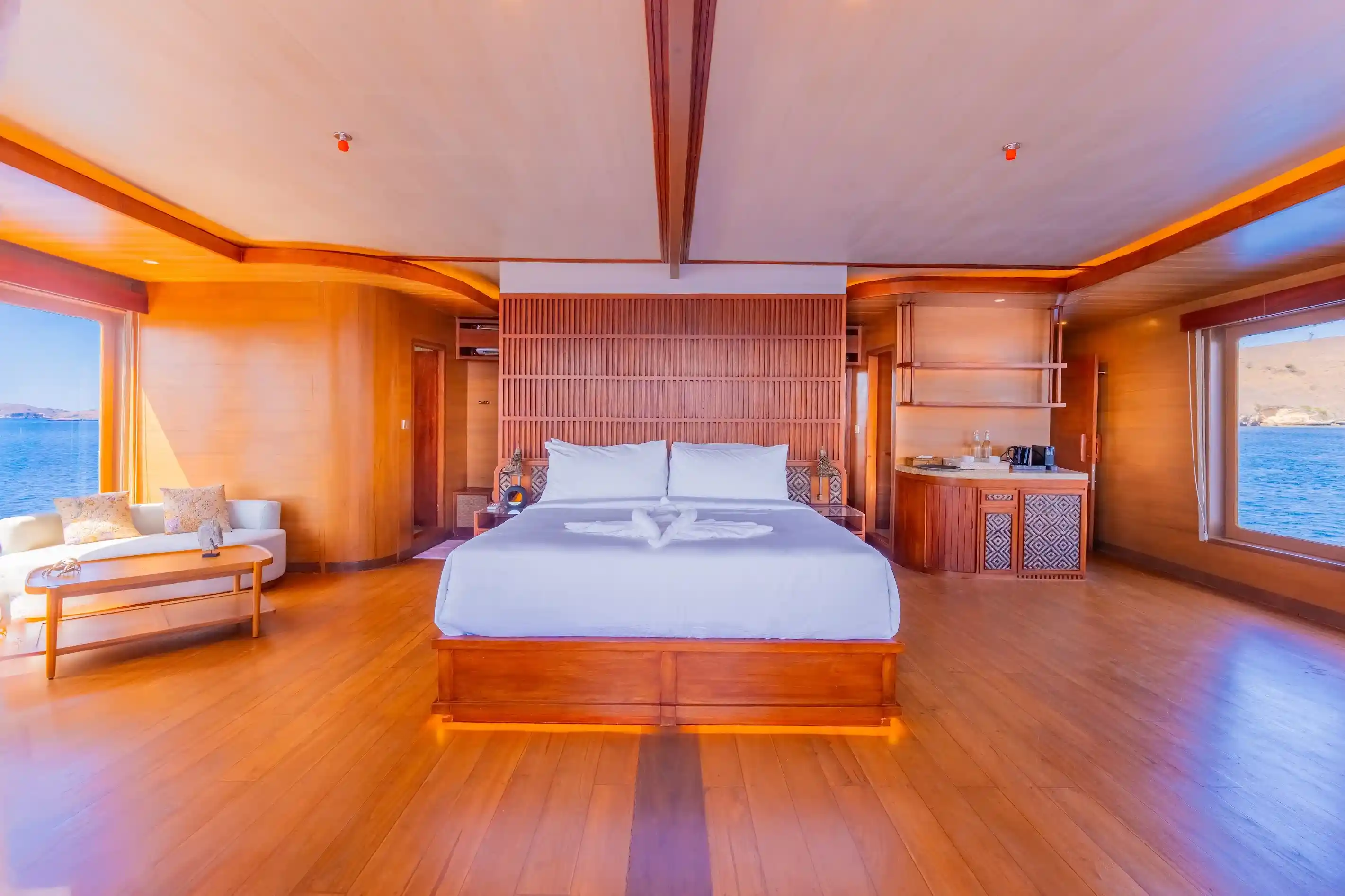 Sanctuary Phinisi Liveaboard Boat Charter | Sanctuary Master Cabin | Komodo Tour | Raja Ampat Tour | Boat Komodo Trip